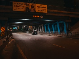 В Киеве на Левобережной из-за брошенной под мостом машины на четыре часа перекрывали движение