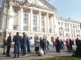 На митинг против повышения тарифов на проезд в Запорожье вышло всего около 20 человек - ФОТО