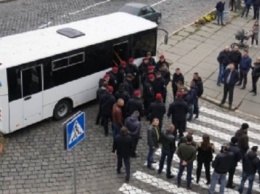 В Черновцах "бритоголовые титушки СБУ" устроили пикет против Тимошенко (ВИДЕО, ФОТО)