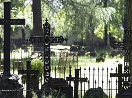 "Побойся бога": священник на джипе устроил погром на кладбище