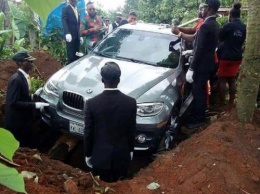 Мужчина похоронил отца в новом BMW X5 стоимостью 88 000 долларов
