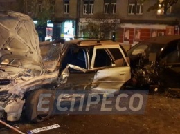 Сгоревшее авто, разбросанные машины: Шулявский путепровод полностью заблокирован из-за тройного ДТП