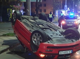 ДТП в Киеве: возле посольства перевернулся BMW с пьяным водителем