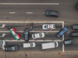 На столичном проспекте Лобановского Mitsubishi протаранил три автомобиля и "вылетел" на тротуар