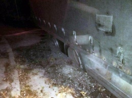 Попал в ловушку: в Чечеловском районе грузовик застрял в глубокой яме (ФОТО)