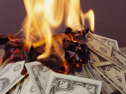Близится разрушительный финансовый удар, валюта сильно пострадает: куда девать деньги