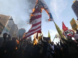 В Иране тысячи митингующих жгут американские флаги и чучела Трампа: фото