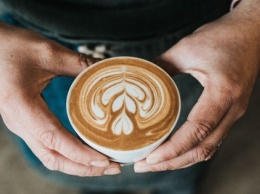 Ученые рассказали, почему полезнее пить горячий кофе, а не холодный