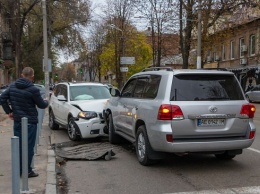 В центре Днепра столкнулись Lada, Toyota и BMW: движение затруднено