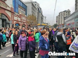 Вчера на Пантелеймоновской протестовали сотни людей