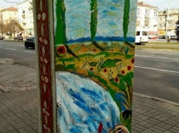 Добавил красок: запорожский уличный художник продолжает разрисовывать будки