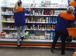 Грязные ботинки на товаре: известная украинская сеть супермаркетов попала в скандал