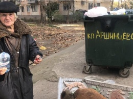 В Керчи женщина взяла шефство над мусорной площадкой
