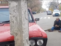 В Бердянске пьяный водитель отметил покупку машины, влетев в столб (видео, фото)