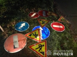 В Запорожской области заметили автомобиль с полным багажником дорожных знаков