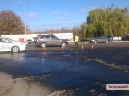 В Николаеве бензовоз пробил цистерну: улицу залило топливом