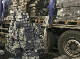 На границе с Польшей в грузе торфа нашли 17 тысяч пачек сигарет
