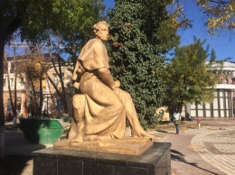 Симферопольцев «порадовали» обновленным памятником Пушкину в центре города
