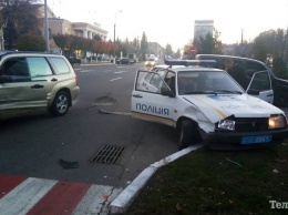 Девушка на Subaru въехала в полицейский автомобиль (фото)