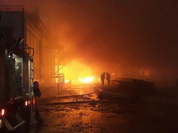 Под Одессой загорелся маслоперерабатывающий завод (фото, видео)