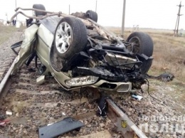 В Запорожской области "БМВ" на рельсах заблокировал движение поездов на три часа