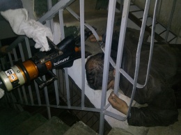 Мужчина застрял головой в металлической перегородке перил на лестничной площадки