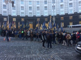 Под Кабмином собрались сотни националистов в камуфляже. И вот почему