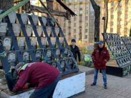 В центре Киева начался демонтаж памятника Небесной сотне для проведения следственных действий (фото)