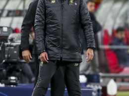 Главный тренер "Ливерпуля" вышел на матч Лиги Чемпионов в Сербии с цветком рамоны вместо мака