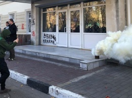 В Херсоне активисты забросали файерами здание Нацполиции