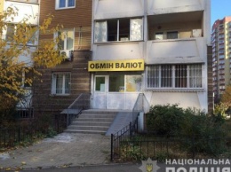 В Киеве мошенник открыл фиктивный "обменник" и сбежал с 50 тыс. евро через дыру в стене