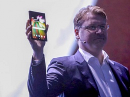 Samsung показала смартфон, который можно сложить пополам