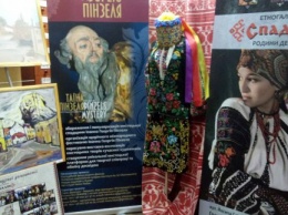 В библиотеке Белинского представили выставку о творчестве Пинзеля и костюмы давней эпохи