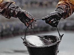 Цена нефти упала до весеннего уровня