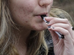 В американских минимаркетах запретят продажу электронных сигарет с фруктовыми и сладкими вкусами