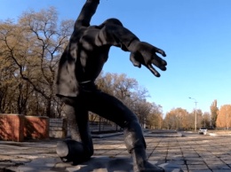 В Днепре вандалы разрезали памятник на металлолом