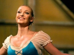Анастасия Волочкова упала на сцене, наступив на шлейф платья