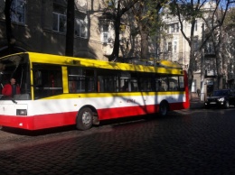 На одесские улицы впервые вышел электробус - он умеет колесить по трамвайным рельсам