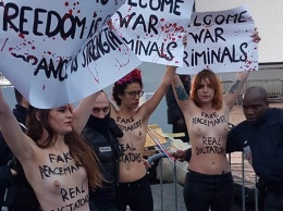 Активистки Femen попытались провести акцию у Триумфальной арки в Париже