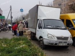 Торговец фруктами "оккупировал" парковку, заставив автолюбителей проявлять чудеса вождения (фото)