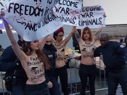 "Добро пожаловать, военные преступники!" Участницы Femen разделись у Триумфальной арки в Париже
