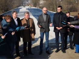 Омелян и Яценюк осмотрели ход реконструкции моста на Житомирщине, который не ремонтировался 54 года