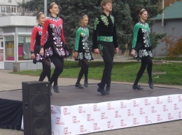 В Запорожье выступили танцоры с застенчивыми коленками