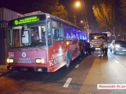 В Николаеве самосвал врезался в троллейбус