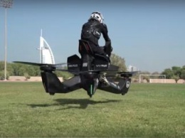 Дубайская полиция обучает своих офицеров езде верхом на дроне