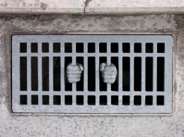 «Дню милиции посвящается»: художник превратил канализационную решетку напротив Кремля в тюремную