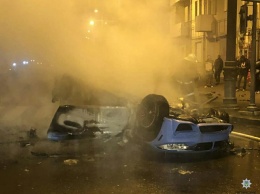 Крупная авария в Харькове. Автомобиль перевернулся и загорелся (фото, видео)
