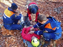Жесткие носилки и травма ноги: операция спасения туриста в крымских горах