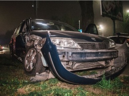 В Киеве от столкновения автомобили вылетели на тротуар, есть пострадавшие