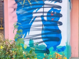 Неизвестным испорчены граффити с синими котами